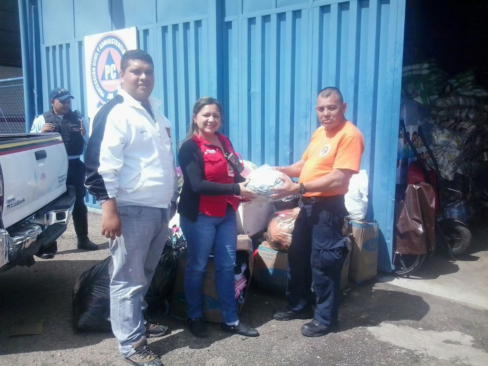 Momento en que VEN 911 Táchira entregó alimentos, ropa y calzado a centro de acopio principal de Protección Civil Táchira.
