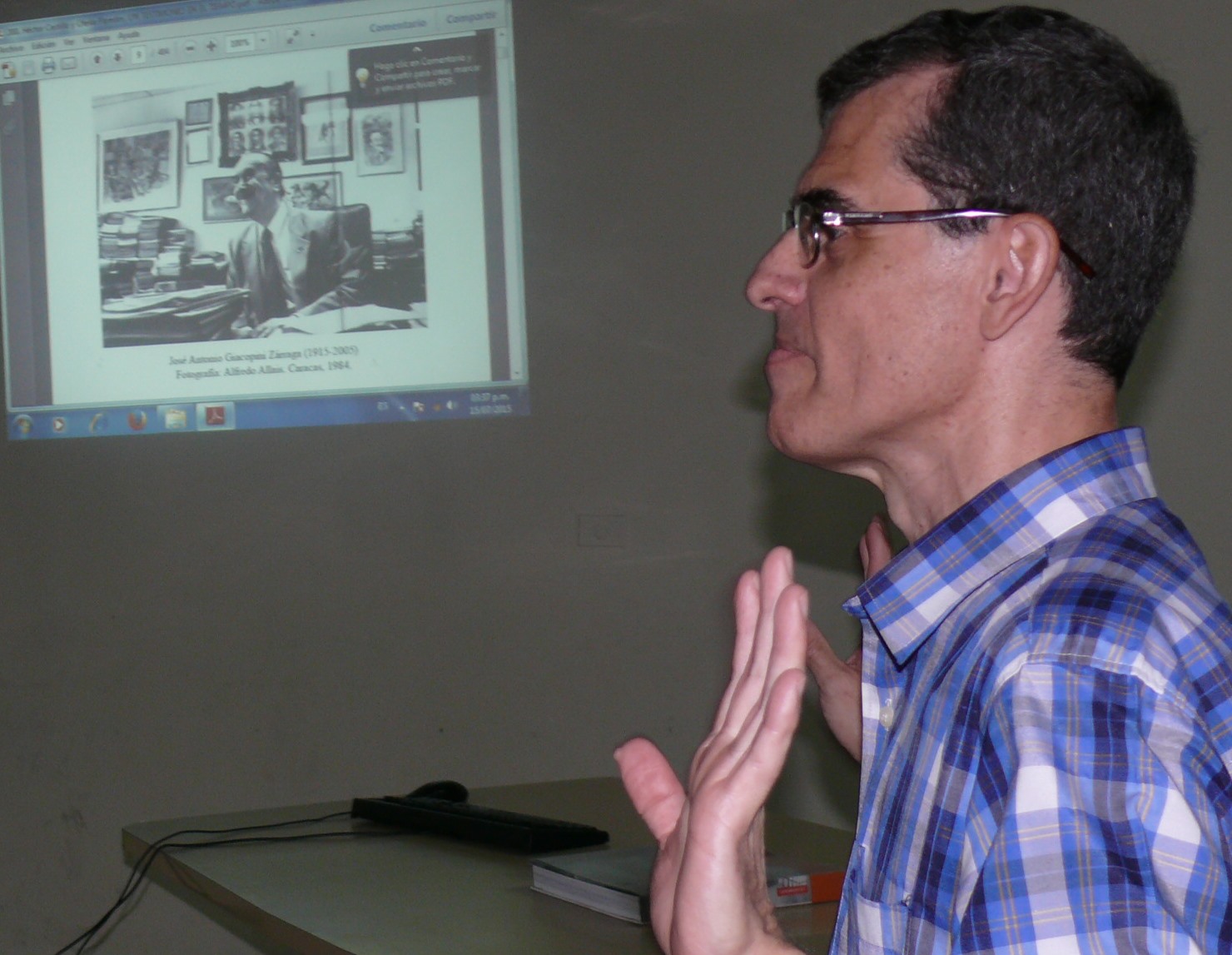 Ildelfonso Méndez disertó  sobre la trayectoria de Antonio Giacopini Zarraga. Al fondo una diapositiva  de una de las fotos más conocidas de  este gran venezolano