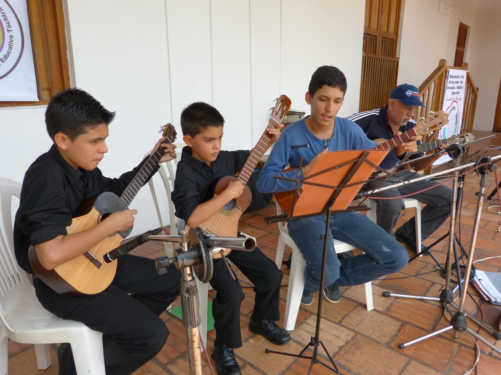Con buena música fue homenajeado el Comandante Eterno.