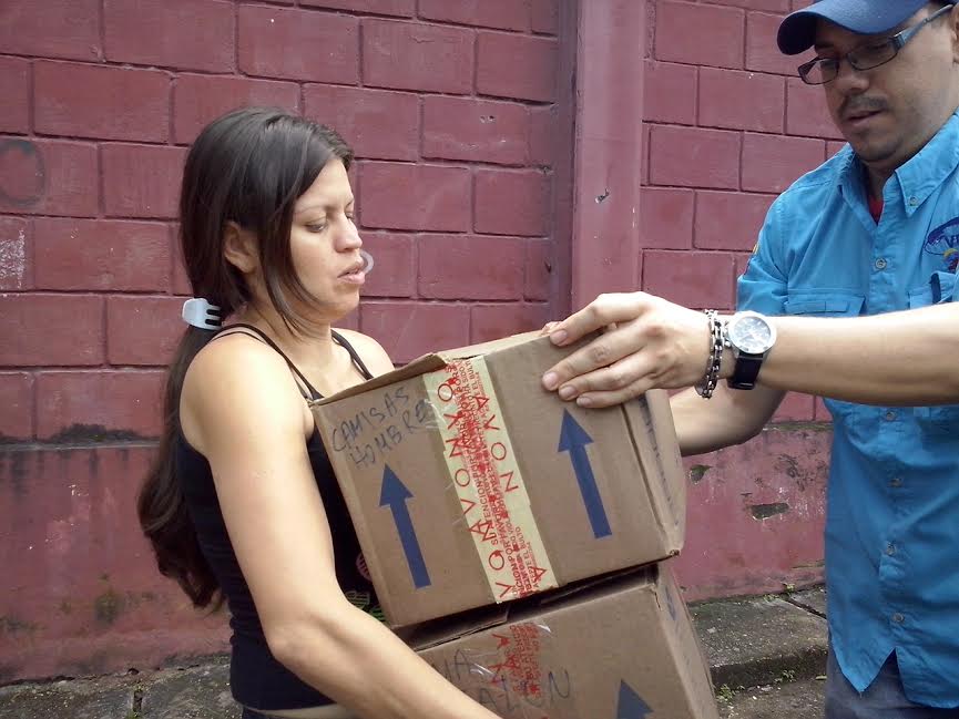 Vocera de la comunidad de refugiados recibió por parte de VEN 911 Táchira donación de ropa y calzado.