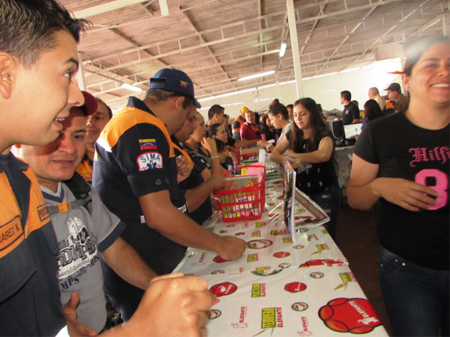 Momento de la venta de insumos escolares por parte de los funcionarios de PC Táchira.