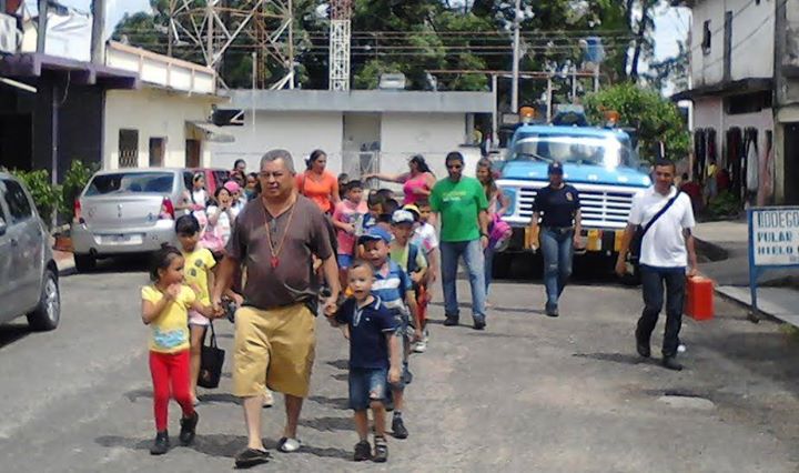 Miguel Rolón, encargado de esta casa del saber , sale con las niñas y los niños por la calle principal de El Piñal a una actividad de campo.