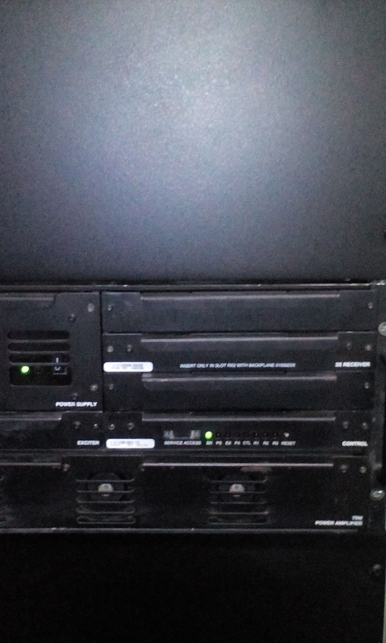 Consolas de soporte tecnológico operativas y bajo supervisión constante.
