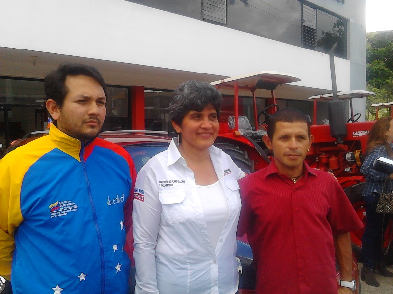 Entrega de vehículos a jóvenes