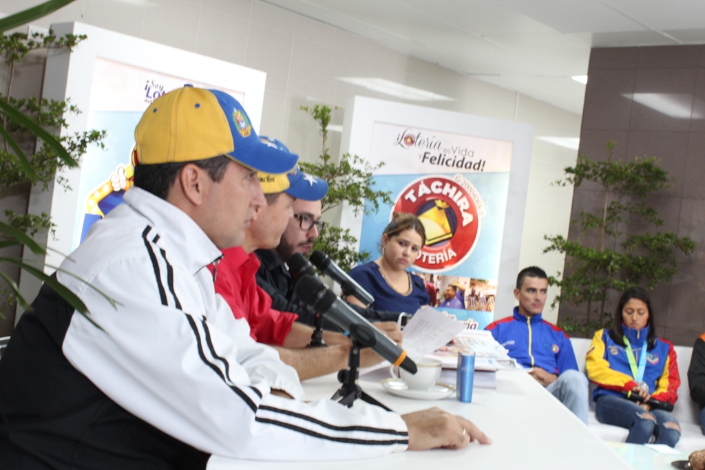 Paola Pérez junto al Gob. Vielma Mora y Presidente IDT, Fabián Uquillas en el programa VielmaMoraConstruye Imagen: Edgar Rico P. Prensa IDT