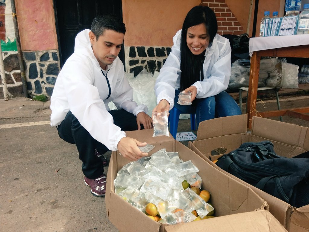La Pdta. Maryelba López se une a las faenas de atención al peregrino.