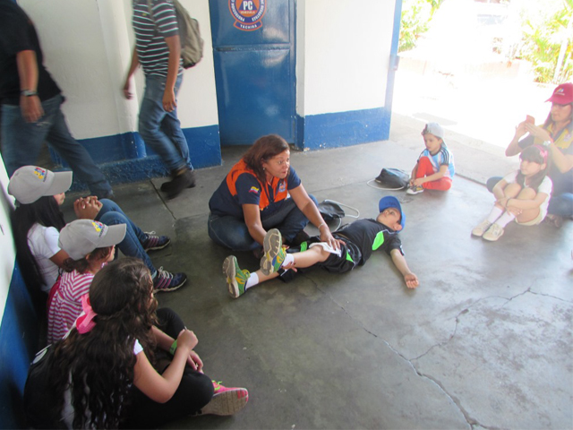 Charla de Primeros Auxilios dictada a los niños, niñas y adolescentes del Plan Vacacional.