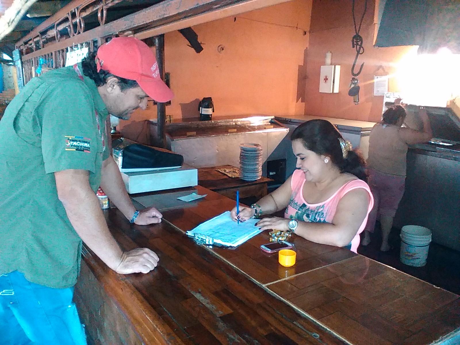 Equipo de Cotatur inspeccionando restaurantes en Fernández Feo