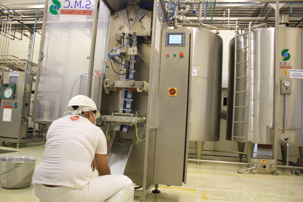 Entrega tanques de refrigeración láctea y créditos productivos  (1)