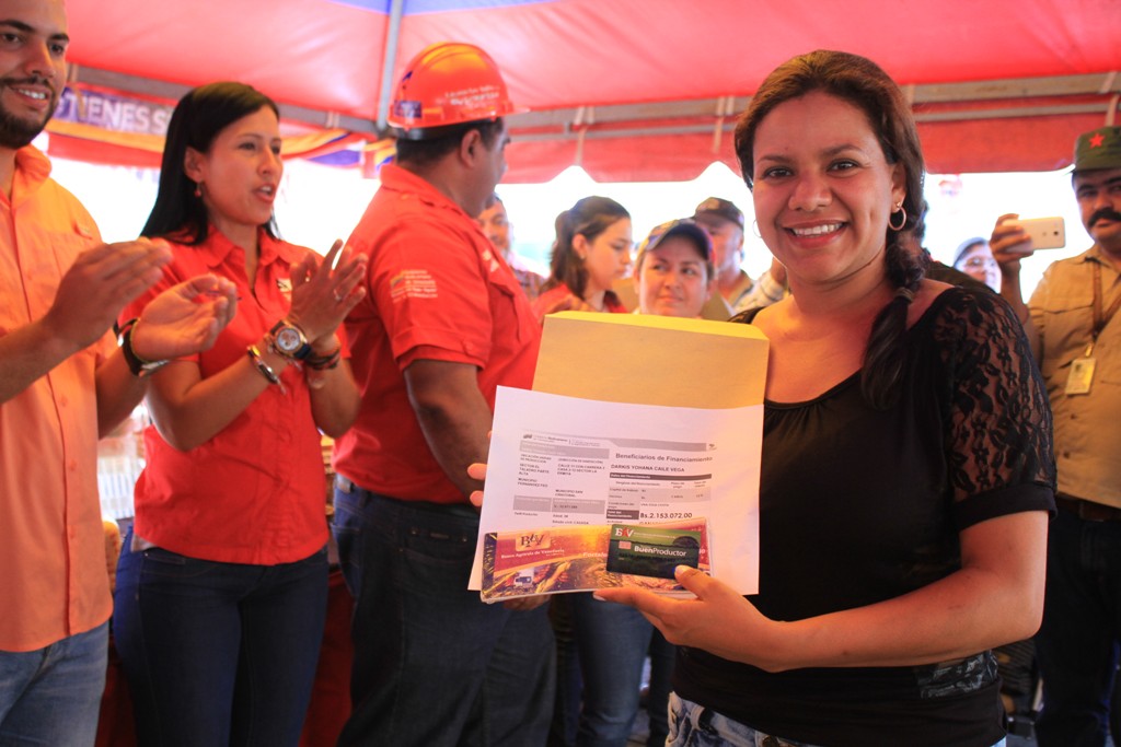 Entrega tanques de refrigeración láctea y créditos productivos  (62)