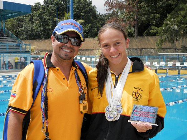 Escalante junto a su entrenador Edgar Suárez luego del Campeonato Nacional Imagen: Feveda