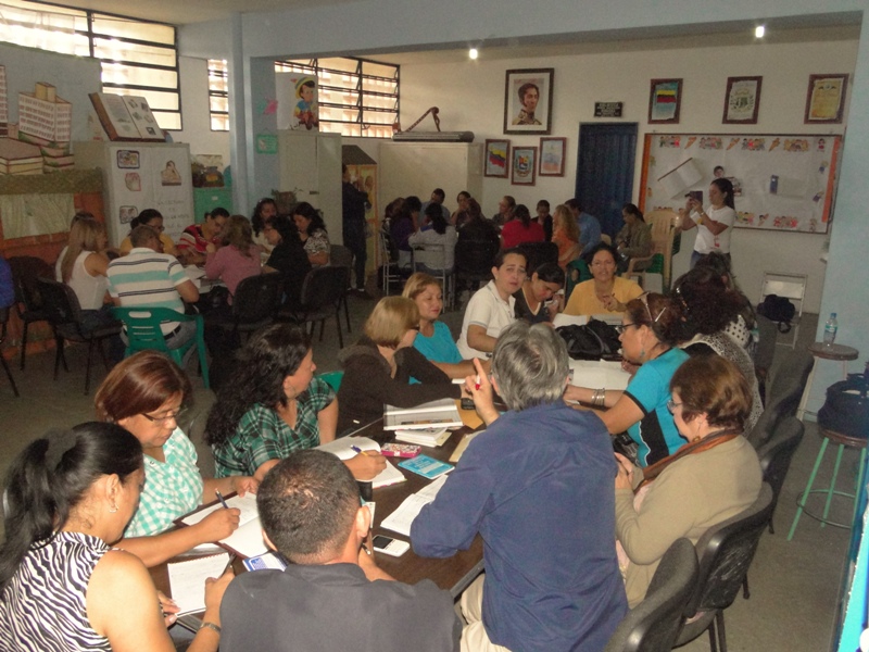 Directores y subdirectores recibiendo formación académica y administrativa