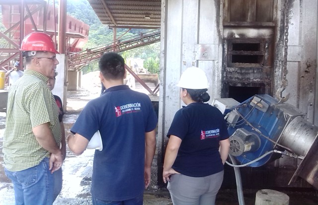 Presidente de Caimta junto a su equipo de trabajo inspeccionan los daños