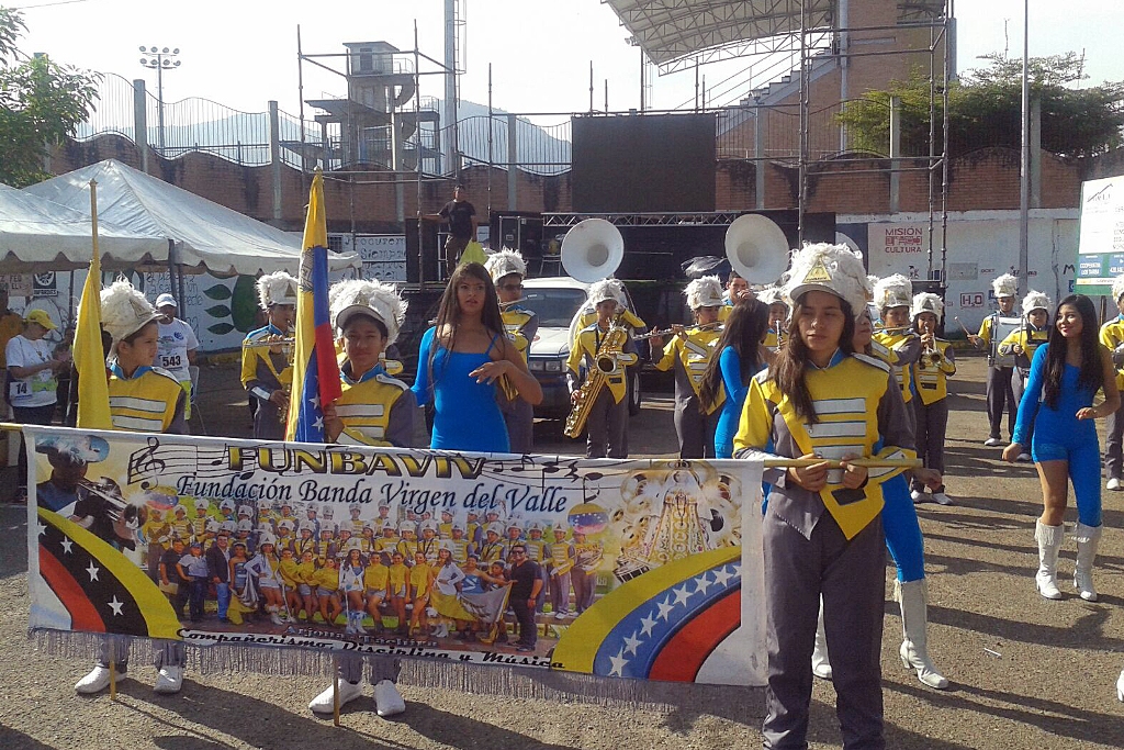 La Banda Show del Colegio Virgen del Valle amenizó la caminata