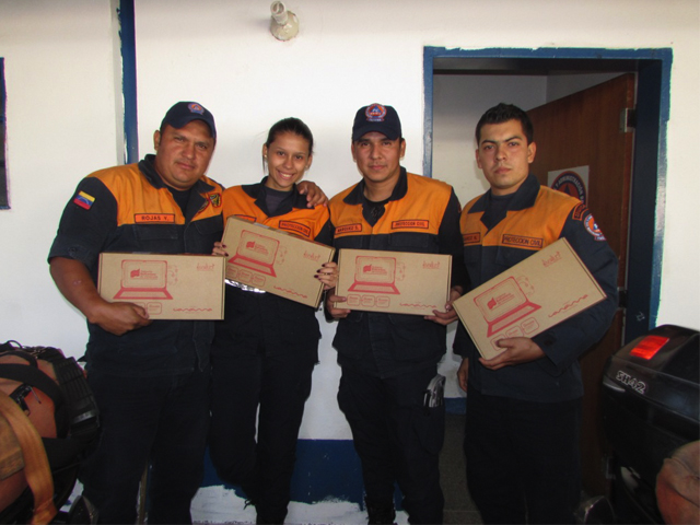 Parte del personas beneficiado con las computadoras portatiles.