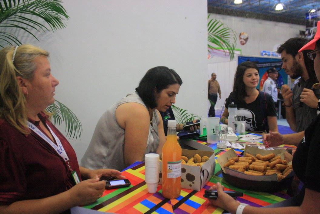 Presidenta encargada de Cotatur, conversando con prestadores de servicio del Táchira