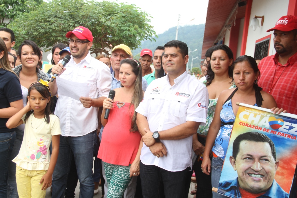 Titular de Politica del Gobierno del Tachira Luis Díaz entregando viviendas en sector El Carmen Mcpio Ayacucho