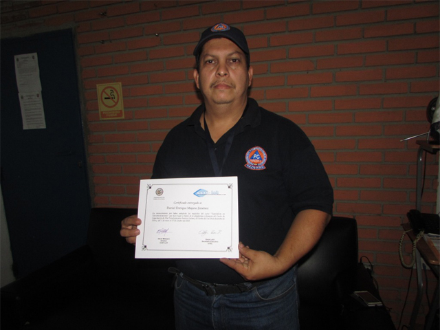 Funcionario Daniel Majano, con el certificado de Telecomunicaciones.