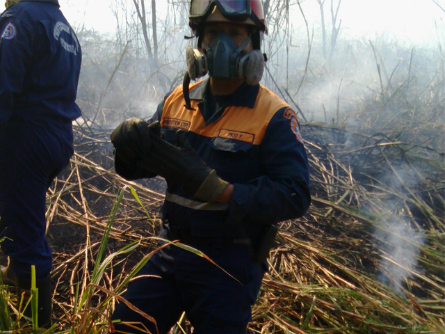 Personal de Operaciones laborando en el incendio de El Mirador.