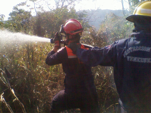 Combate de incendio por parte del personal de PC Táchira. 
