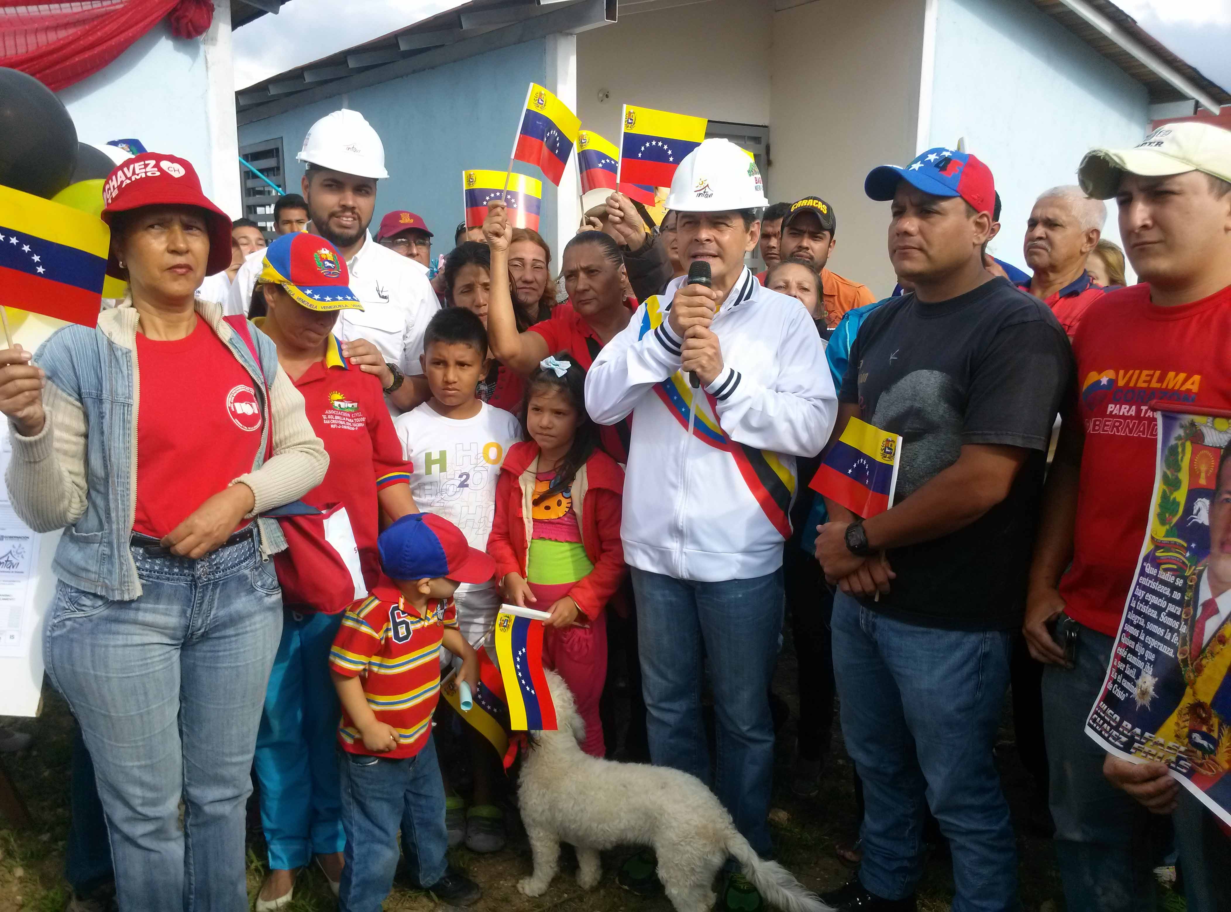 Beneficiarios de la Asociación Civil de Vivienda "Bolivariana La Consolación" en compañía del Gobernador Vielma Mora.