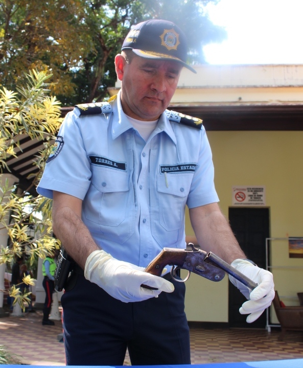 El arma de fuego quedó a un lado del cádaver de uno de los delincuentes