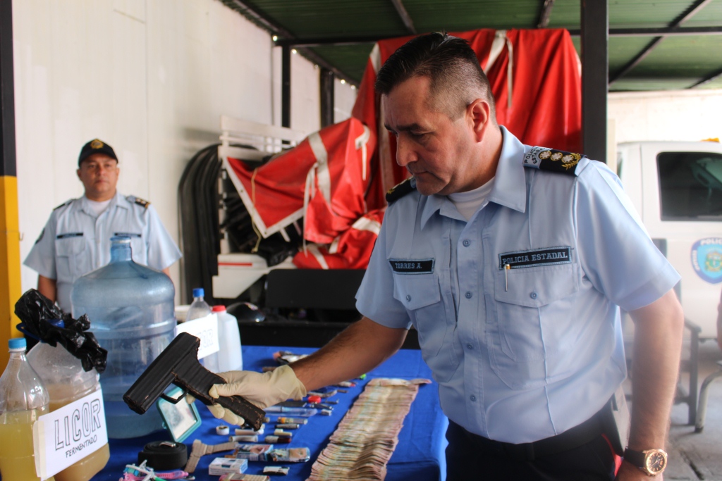 El director policial enseñó el facsimile de pistola elaborado en cartón