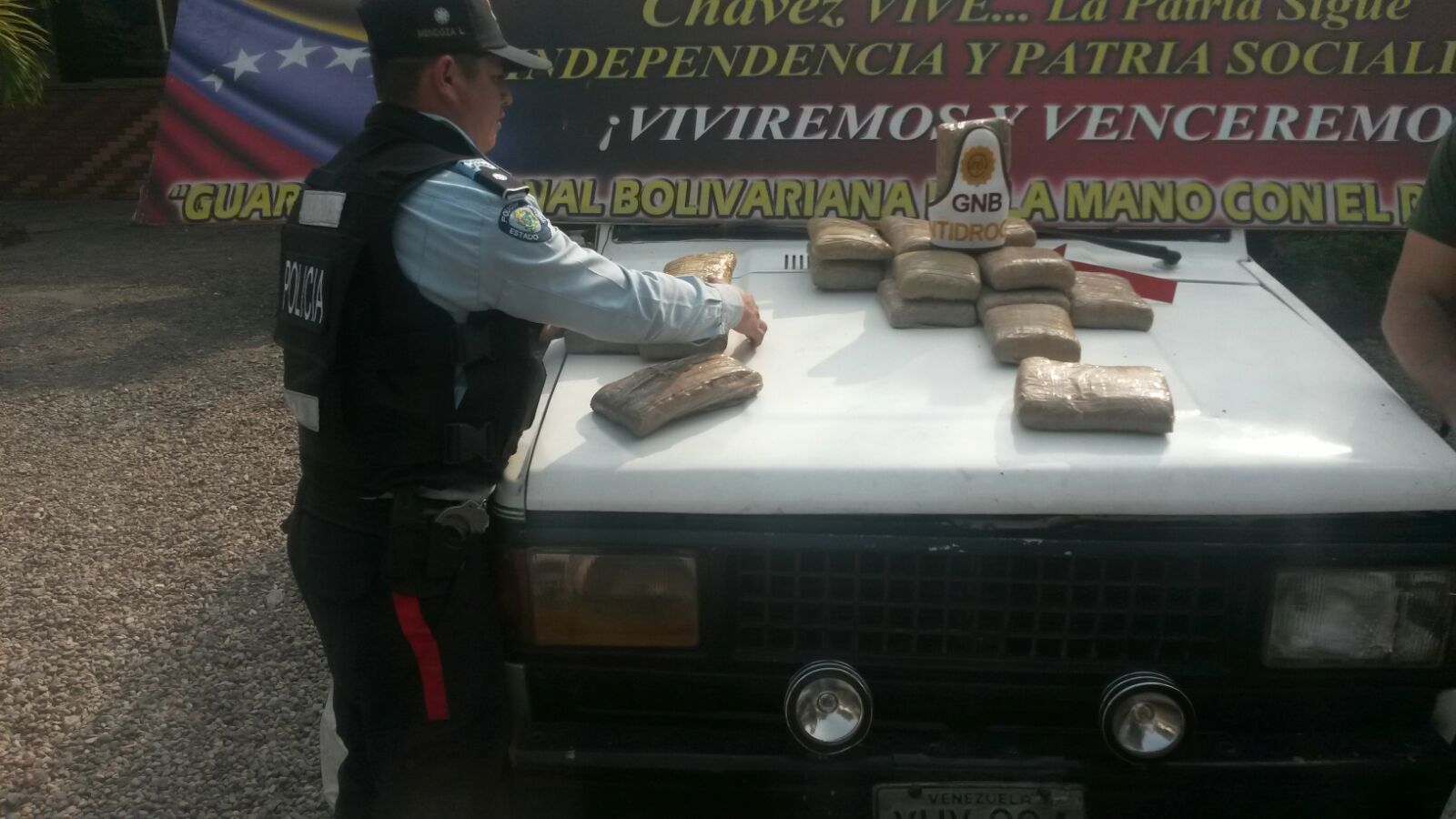 Incautaron 70 panelas de marihuana