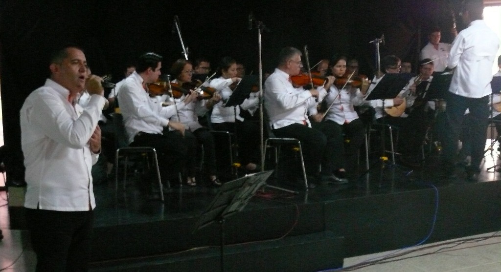La Orquesta Típica del Táchira nos deleitó con lo más variado del pentagrama tachirense. En primer plano Javier Bernal nos interpreta el bolero venezolano Desesperanza .