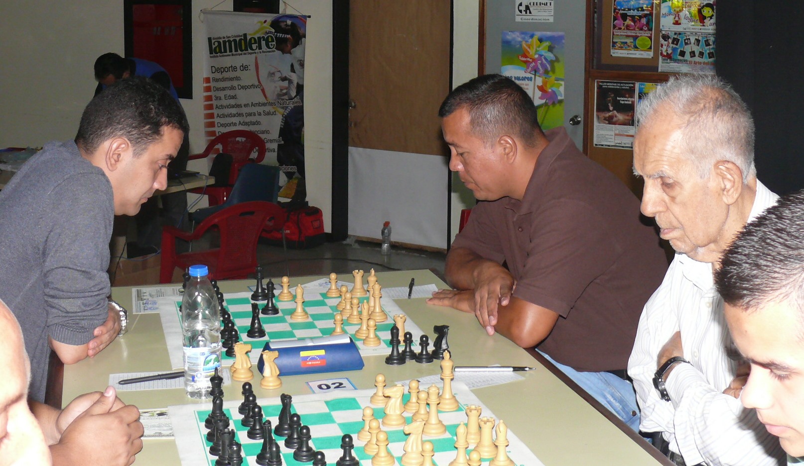 2.Pablo Sequeda (derecha al fondo)) sacó cara por el Ajedrez tachirense con merecido segundo lugar. A izquierda Alex Hernández y en primer plano el maestro salvador Díaz