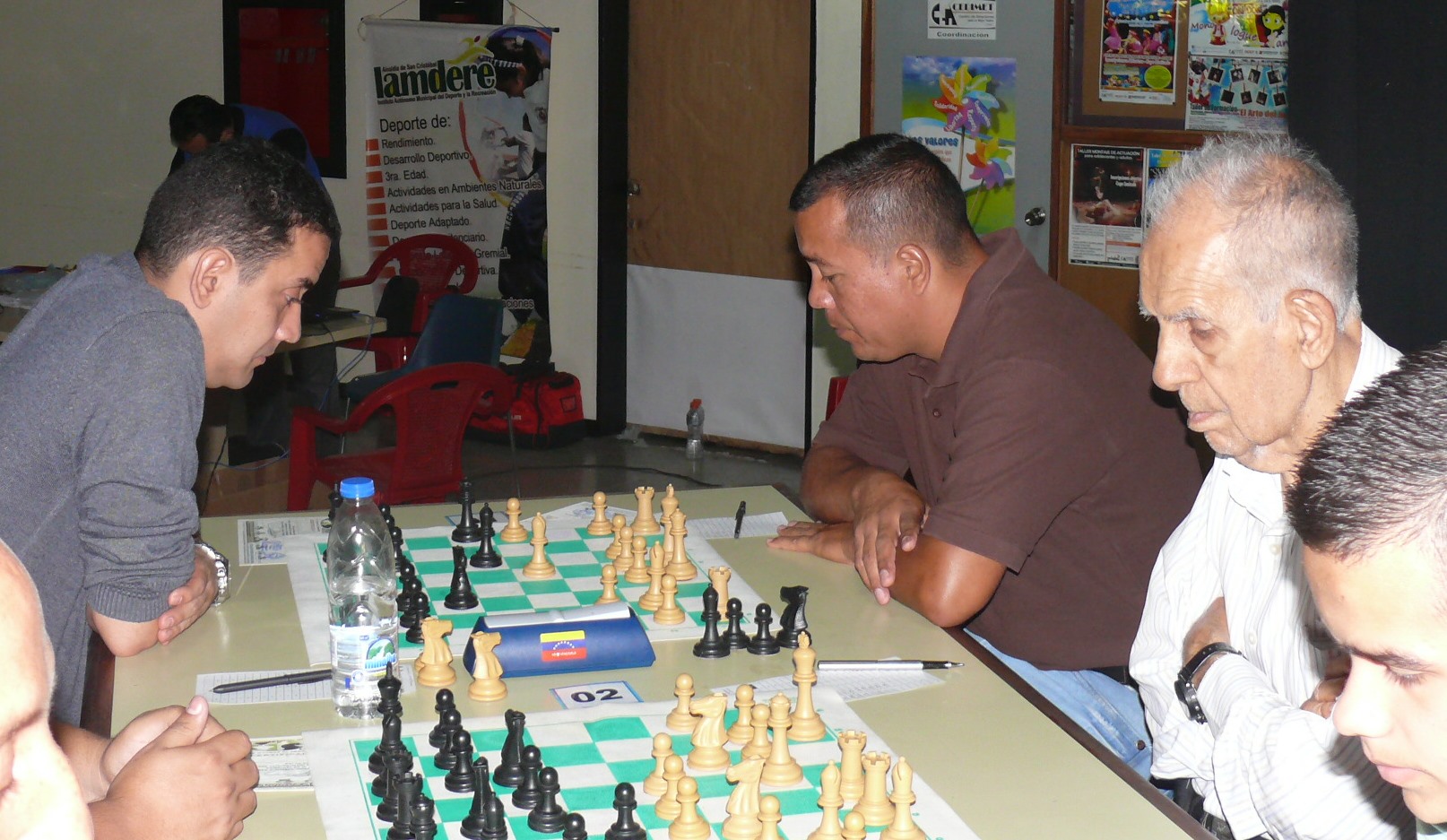 2.Pablo Sequeda (derecha al fondo)) sacó cara por el Ajedrez tachirense con merecido segundo lugar. A izquierda Alex Hernández y en primer plano el maestro salvador Díaz 