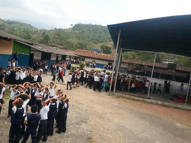 Parte del Simulacro que realizaron en la institución educativa del municipio Torbes. 