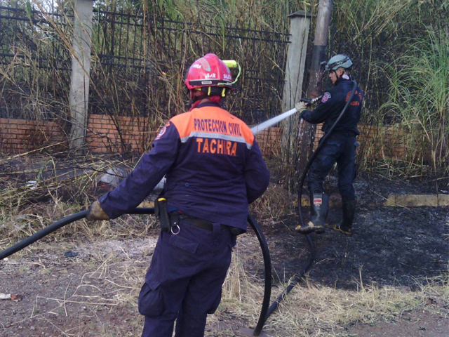Combate de incendios de vegetación por parte del los funcionariosd e PC Táchira.