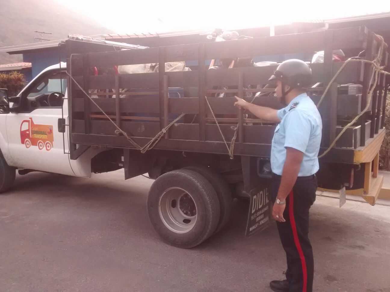 Los objetos se encontraban cargados en un camión blanco