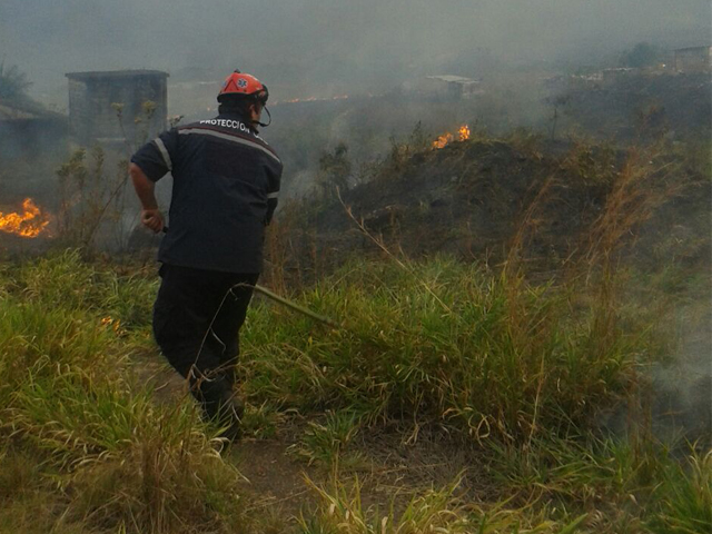 Parte del combate de incendios por parte del personal de PC Táchira. 