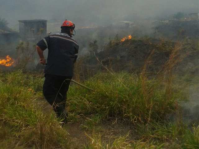Parte del combate de incendios por parte del personal de PC Táchira.