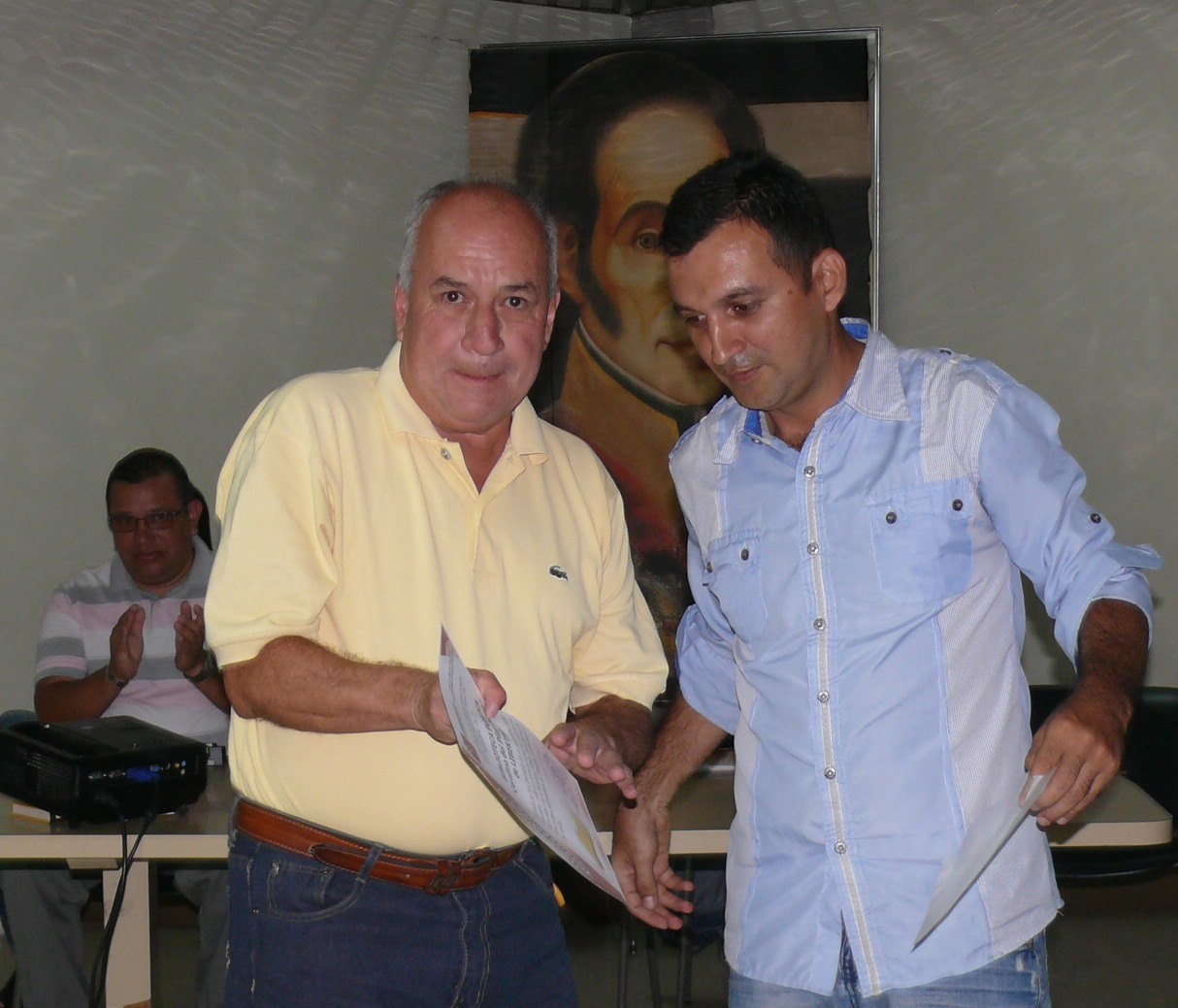 Rosendo Urbina, izquierda, encargado de la B.P de Libertad, fue otro de los que recibió diploma de reconocimiento. Entrega Jhoan Rosales