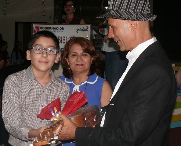 Alejandro Ortiz conquistó la categoría C. Recibe su premio de parte de Rosa Rangel y Gerardo Duque.