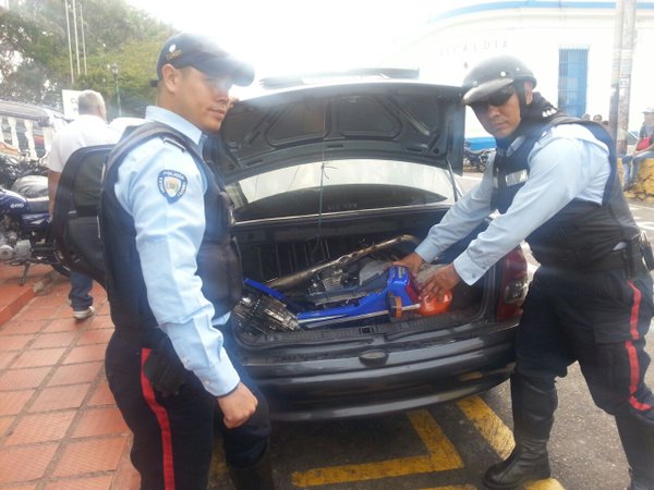 Dentro del vehículo hallaron parte de motos robadas