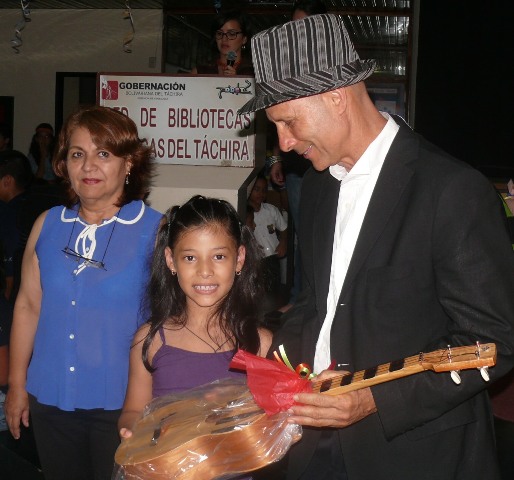 Fenelafé Porras Huérfano, ganadora de la categoría A, recibe su premiación de Gerardo Duque.