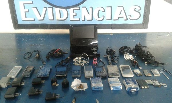 Fueron decomisados telefonos, droga y armas blancas