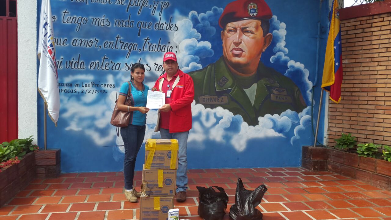 Lcdo. Jackson Zambrano, jefe de Almacenamiento de la Aduana Principal de San Antonio haciendo entrega a la encargada de Bienes Muebles de la institución educativa