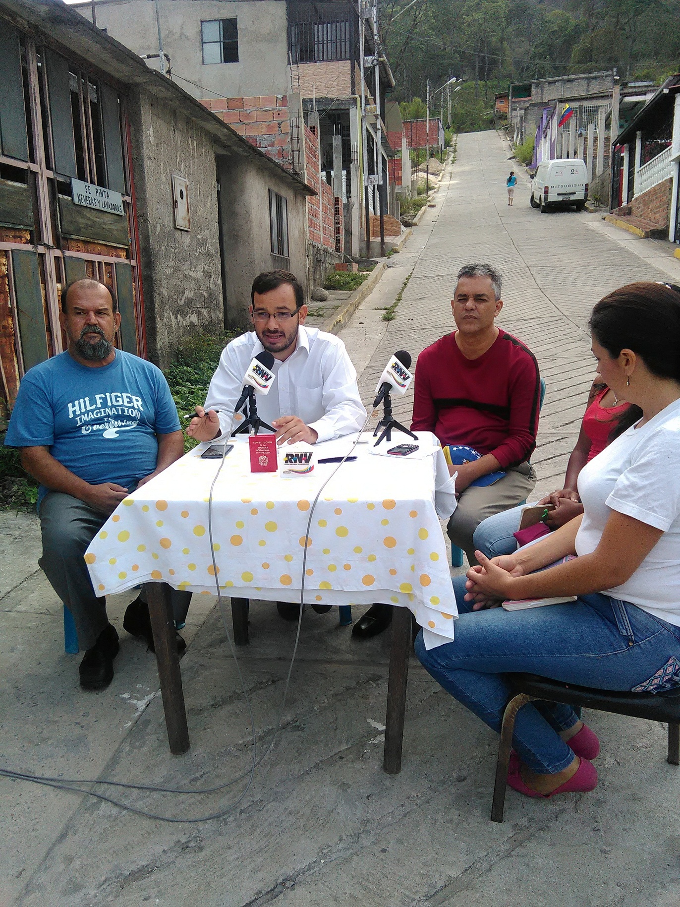Programa radial Política en Mayúscula de la Dirección de Política todos los martes por RNV