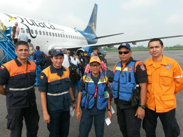 Los cinco (05) funcionarios que participan en la Misión Humanitaria en Ecuador. 