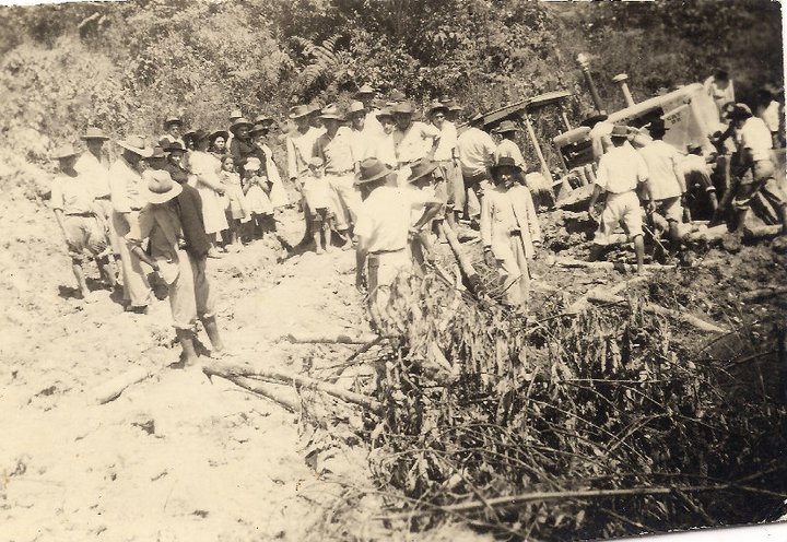 AÑO 1958 POBLADOORES DE POTOSI EN PLENA CONSTRUCCION DE LA CARRETRA A PREGONERO