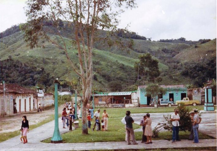 CALLES DE PUEBLO DE POTOSI CON SU GENTE