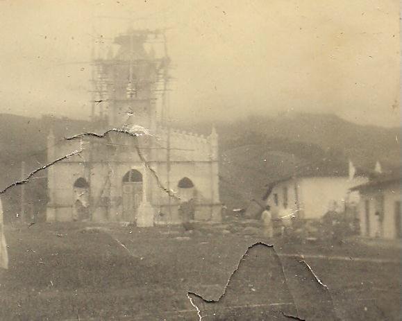 FOTO DE ANIBAL GUERRERO (caracas) ,AÑO 1953, PINTANDO LA IGLESIA, OBSERVE Q NO EXISTIA LA PLAZA, LA CRUZ DE LA MISION ESTA AL FRENTE DE LA IGLESIA.