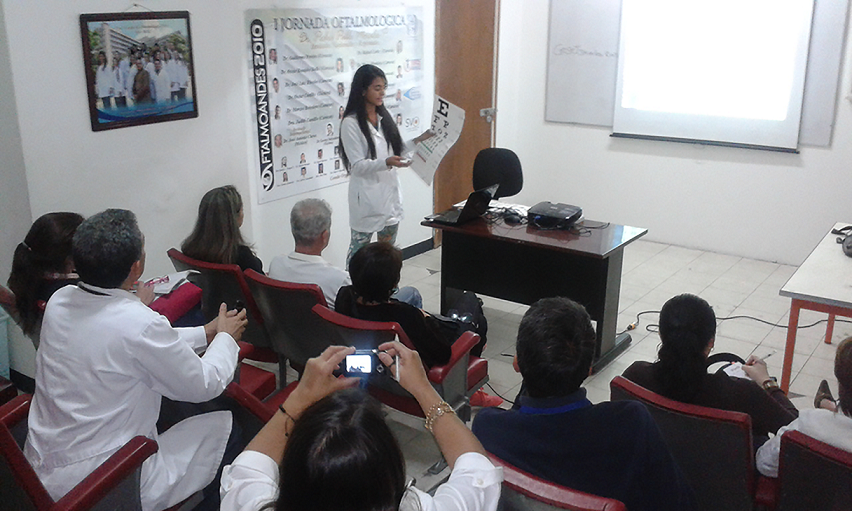 Dra. Soraime Durán, Oftalmóloga del Hcsc, explicando cómo evaluar a los estudiantes con las cartillas de Snellen