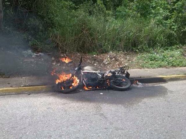 La enardecida comunidad quemó la moto de los delincuentes