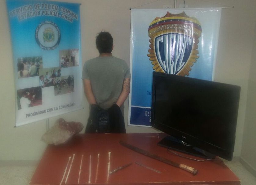 Le hallaron un TV y armas blancas incriminadas en el hecho